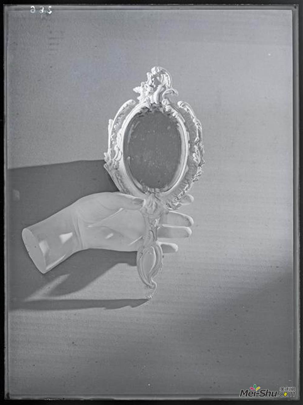 多拉·玛尔(Dora Maar)高清作品《无题（手和镜）》