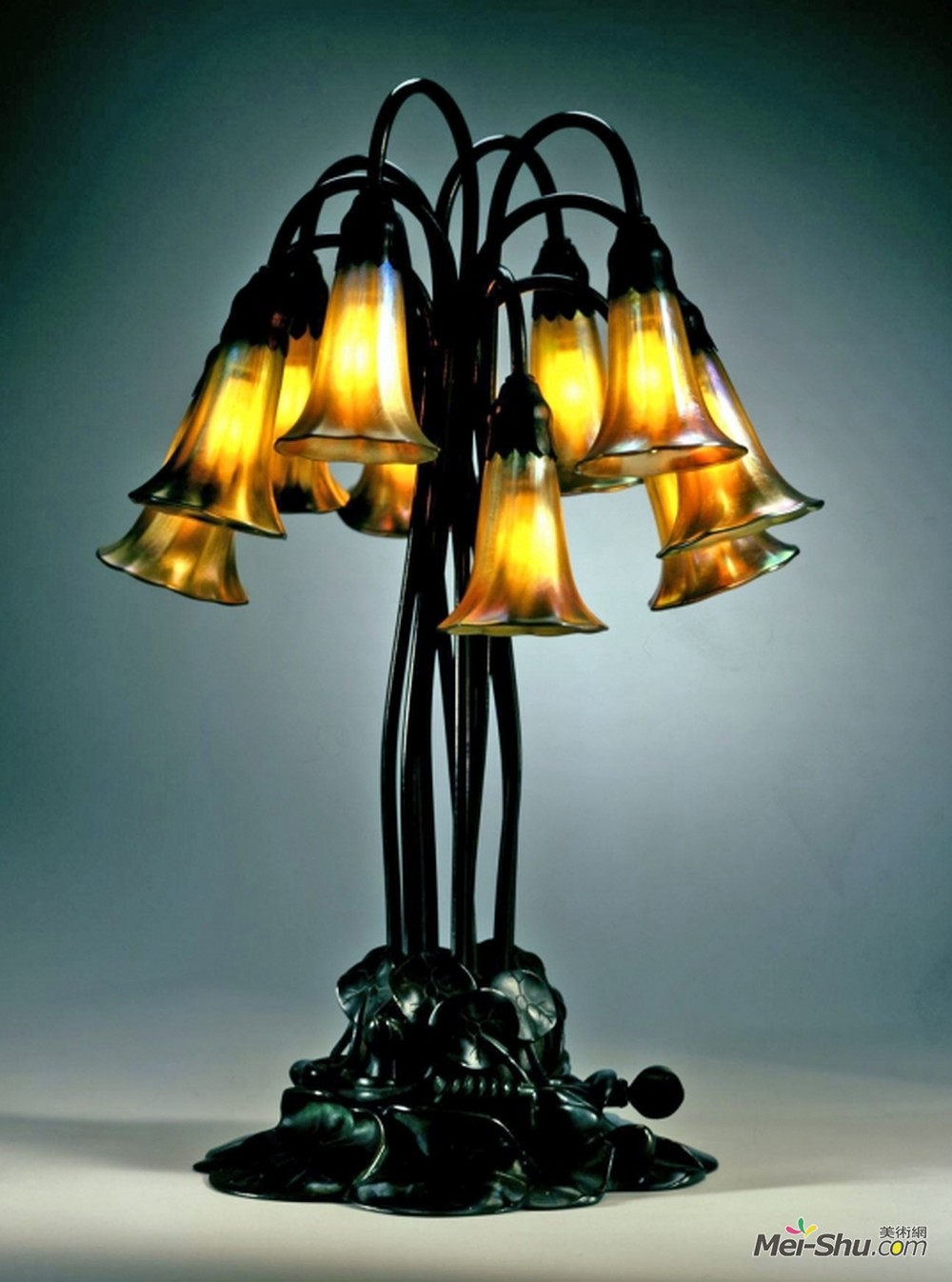 蒂凡尼(Louis Comfort Tiffany)高清作品《装饰灯。池塘百合设计》