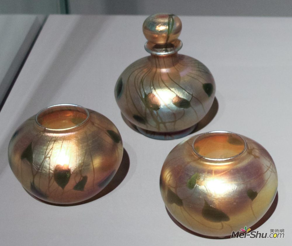 蒂凡尼(Louis Comfort Tiffany)高清作品《香水瓶和两瓶》