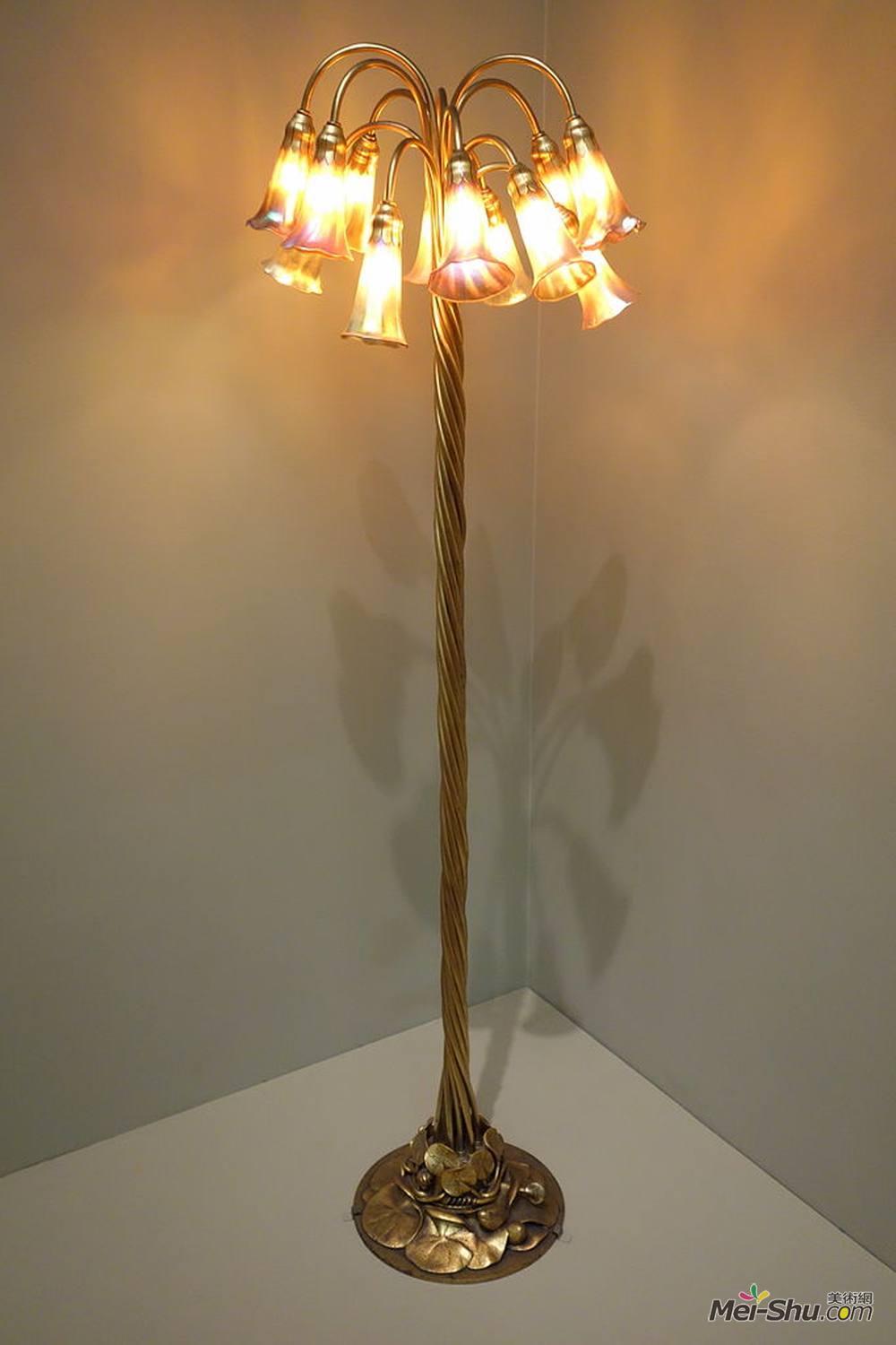 蒂凡尼(Louis Comfort Tiffany)高清作品《池塘百合灯》