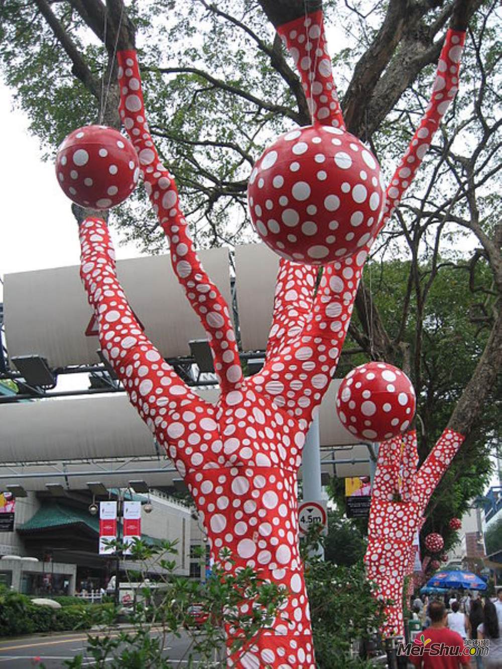 草间弥生(Yayoi Kusama)高清作品《树上波尔果多的扬升》