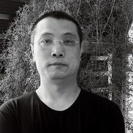李英伟