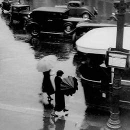 《里沃利街，雨下》布拉赛(Brassai)高清作品欣赏