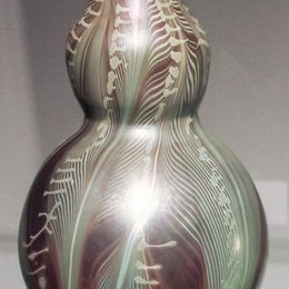 《花式彩叶双葫芦花瓶》蒂凡尼(Louis Comfort Tiffany)高清作品欣赏