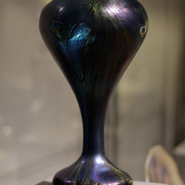 《孔雀装饰花瓶》蒂凡尼(Louis Comfort Tiffany)高清作品欣赏