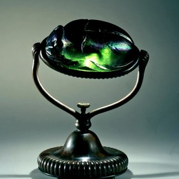 《阅读灯。金龟子设计》蒂凡尼(Louis Comfort Tiffany)高清作品欣赏